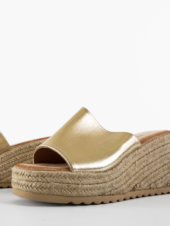 Saboti dama Fuku Negri