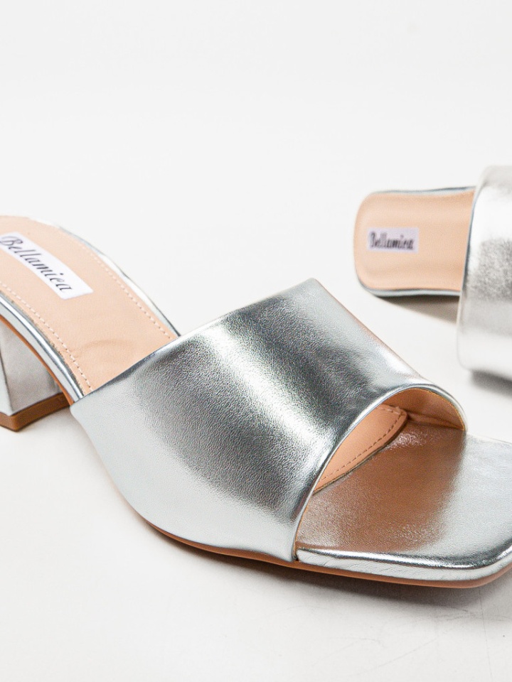 Saboti dama Coraline Negri