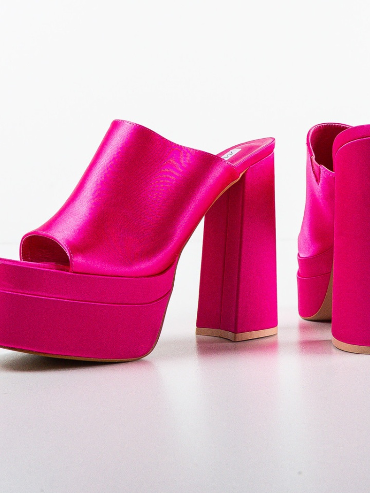 Saboti dama Hirst Roz