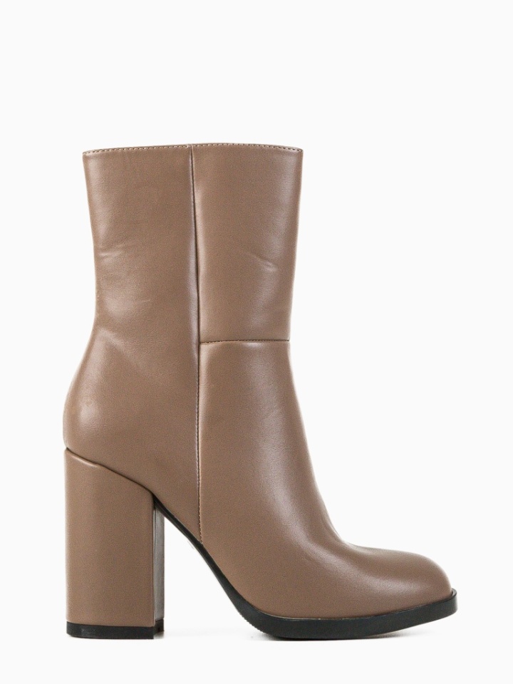 Botine dama Tshepo Camel