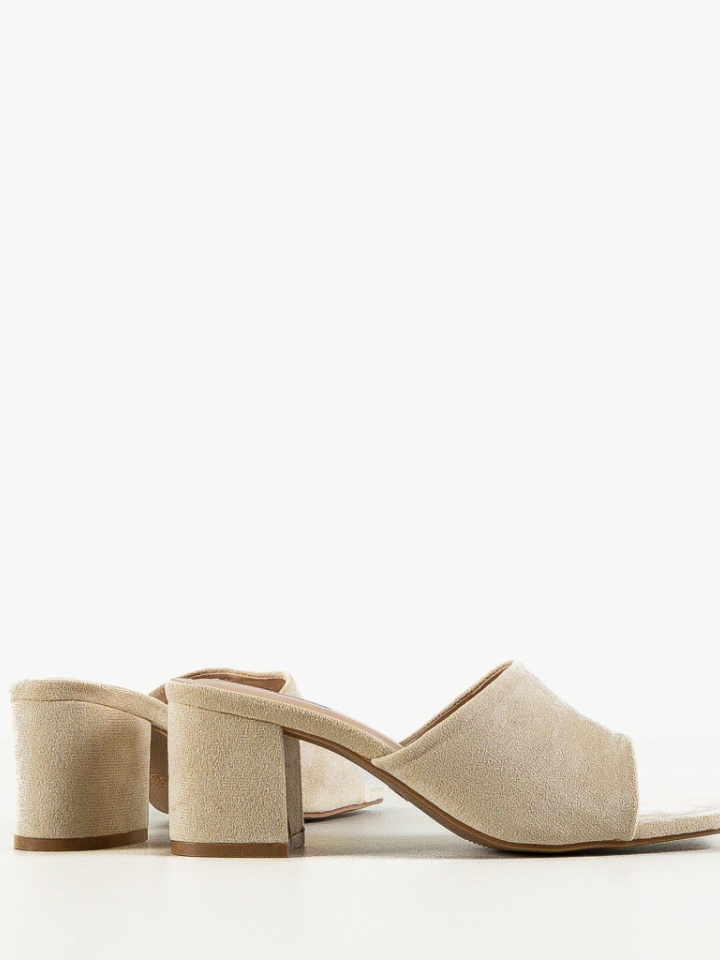 Saboti dama Oghenero Bej