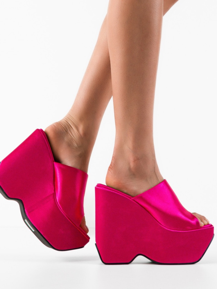 Saboti dama Kayleig Roz