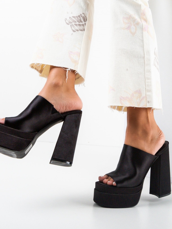 Saboti dama Hirst Roz