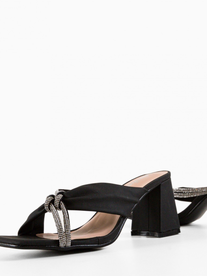 Saboti dama Sophea Bej