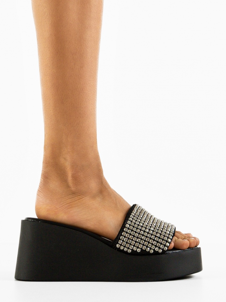 Saboti dama Cerbera Aurii