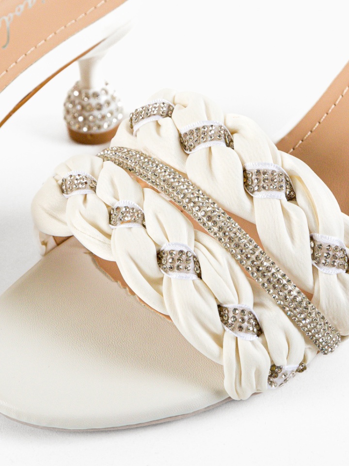 Saboti dama Valiente Negri