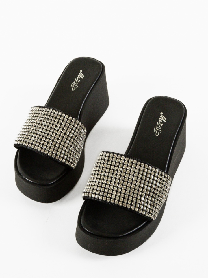 Saboti dama Cerbera Aurii