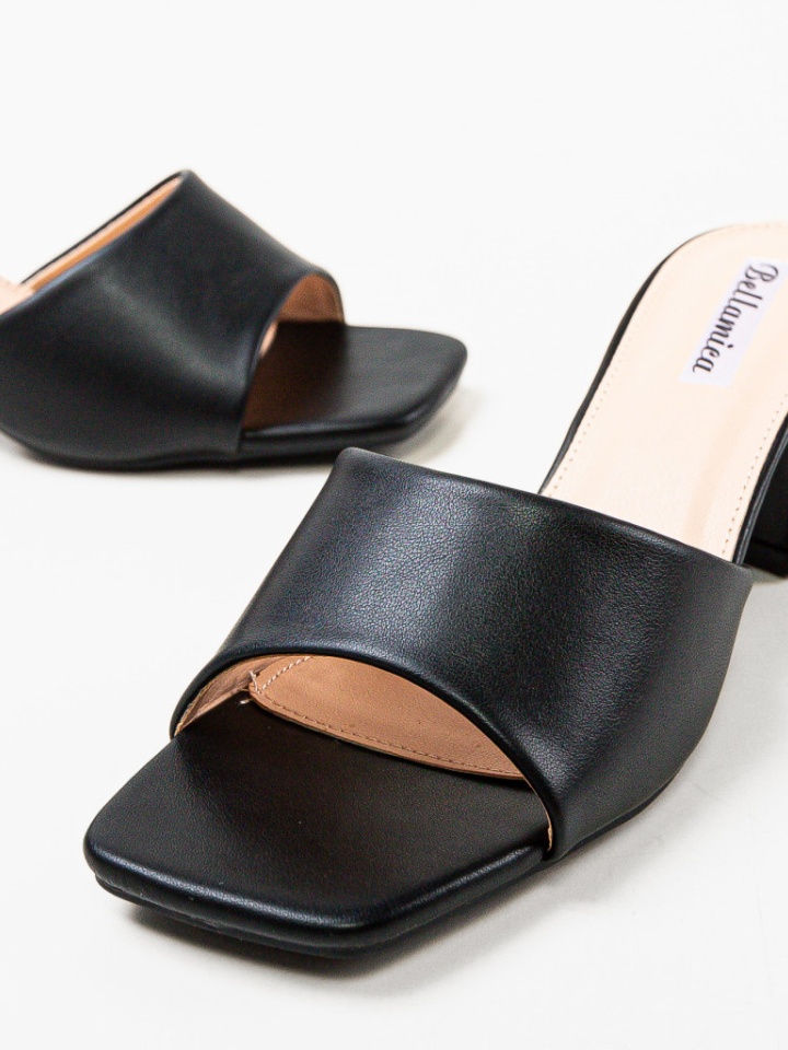 Saboti dama Coraline Negri