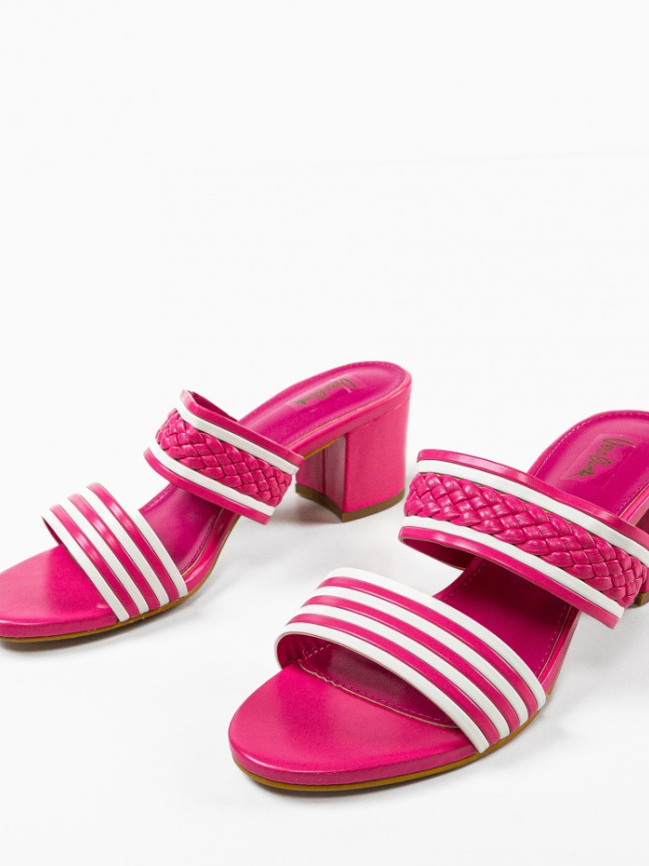 Saboti dama Nora Camel