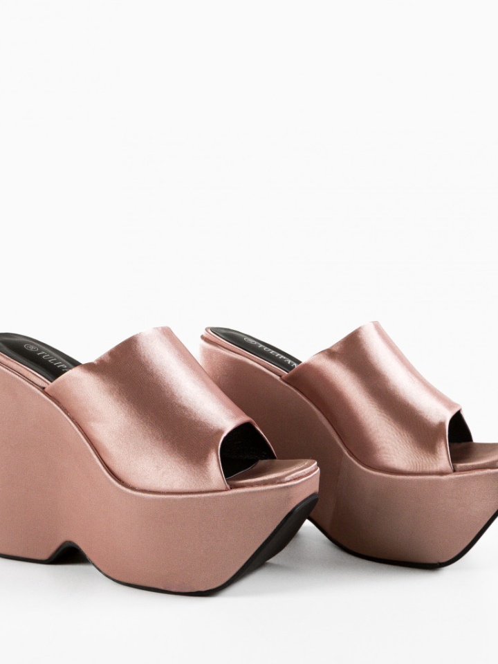 Saboti dama Kayleig Roz