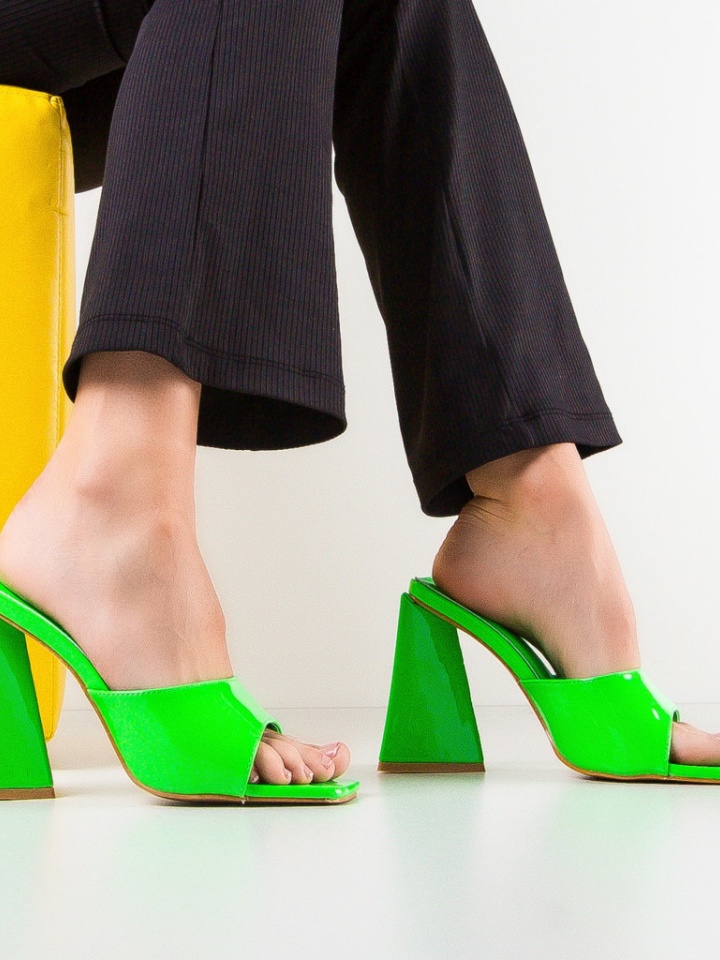 Saboti dama Ayla Verzi