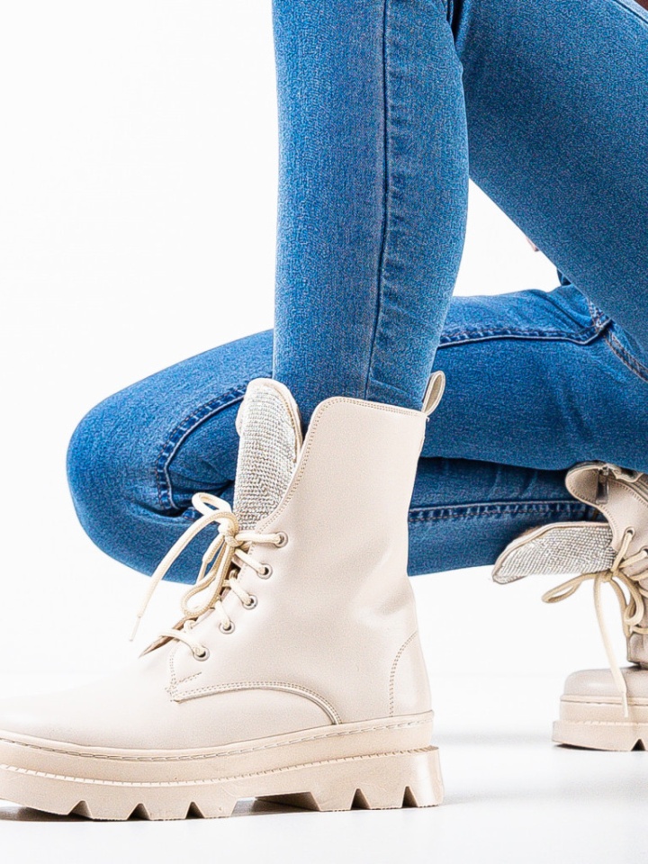 Ghete dama Lupy Nude