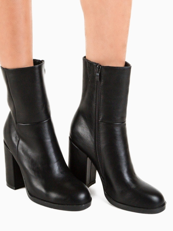 Botine dama Tshepo Camel