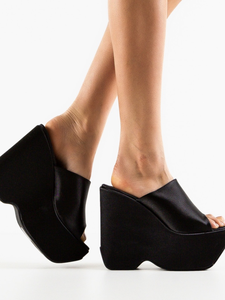 Saboti dama Kayleig Roz