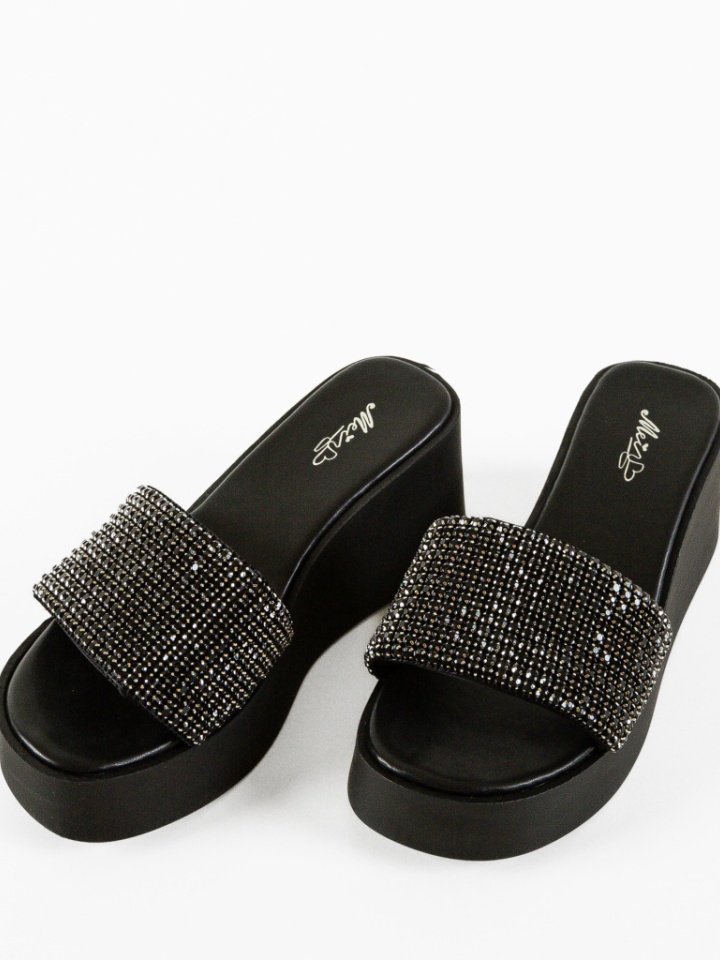 Saboti dama Cerbera Aurii