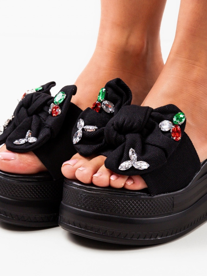 Saboti dama Sadie Negri