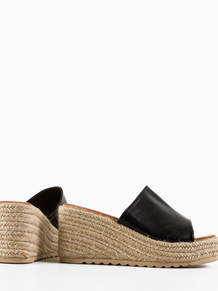 Saboti dama Fuku Negri