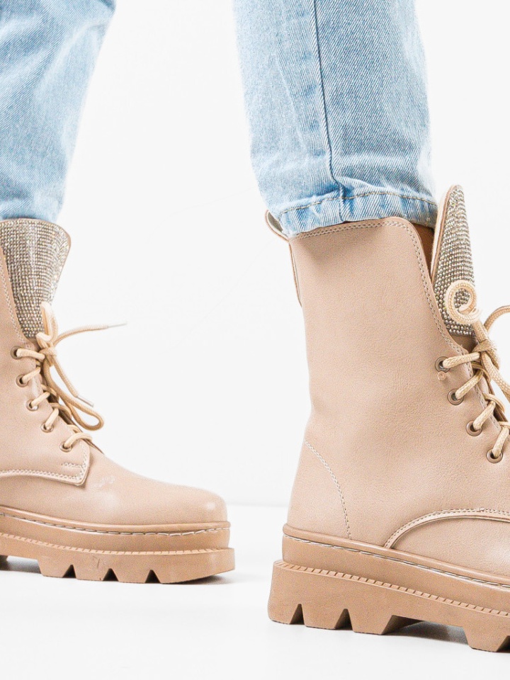 Ghete dama Lupy Nude