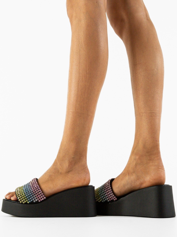 Saboti dama Cerbera Aurii