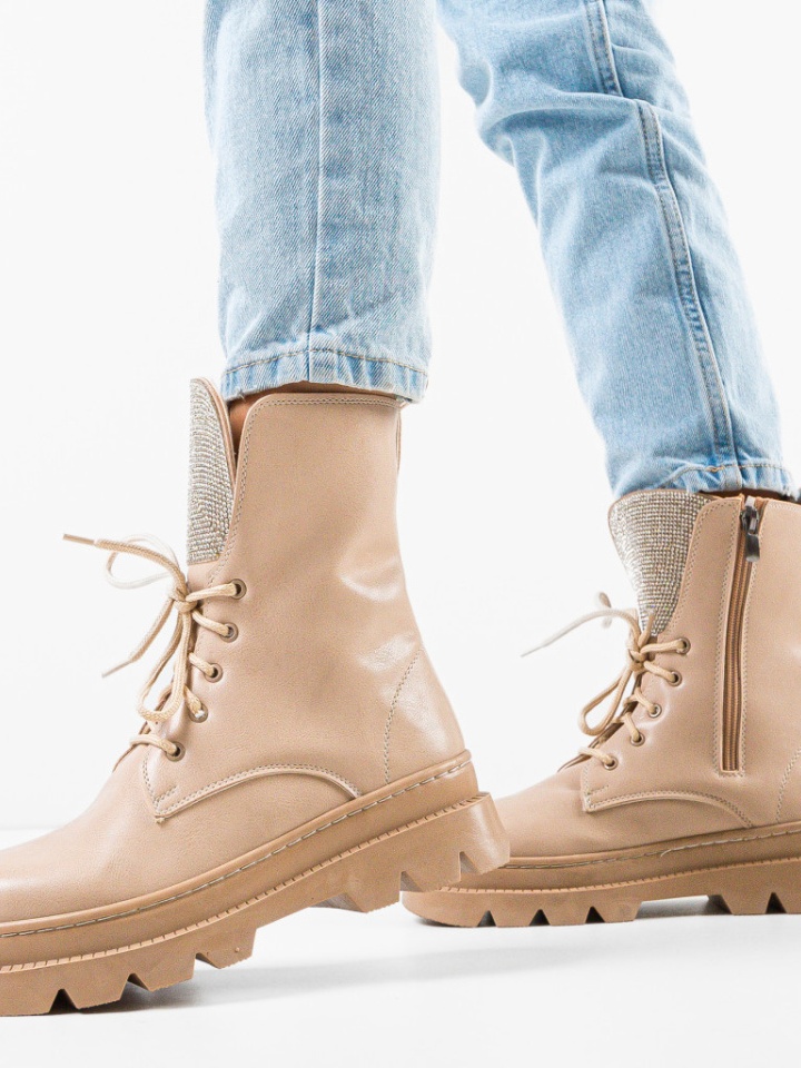 Ghete dama Lupy Nude