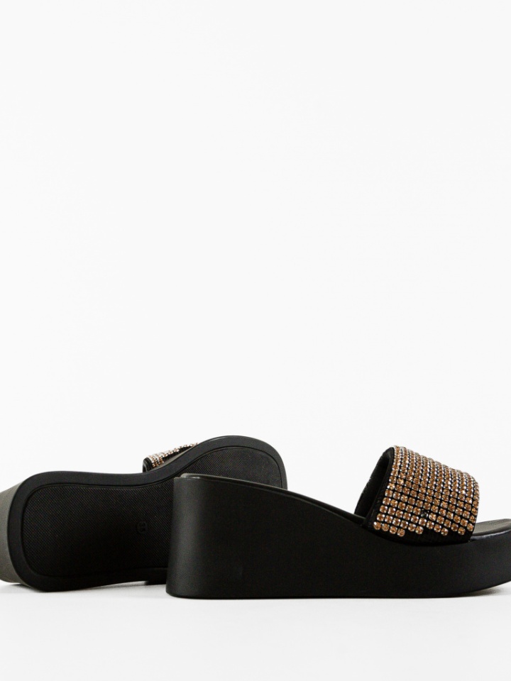 Saboti dama Cerbera Aurii