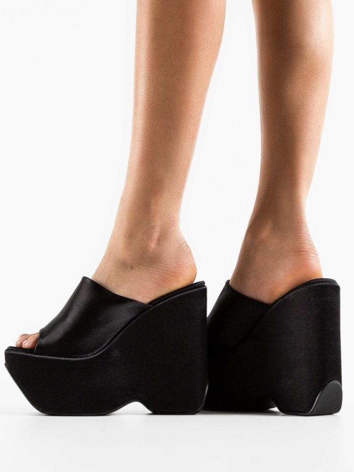 Saboti dama Kayleig Roz