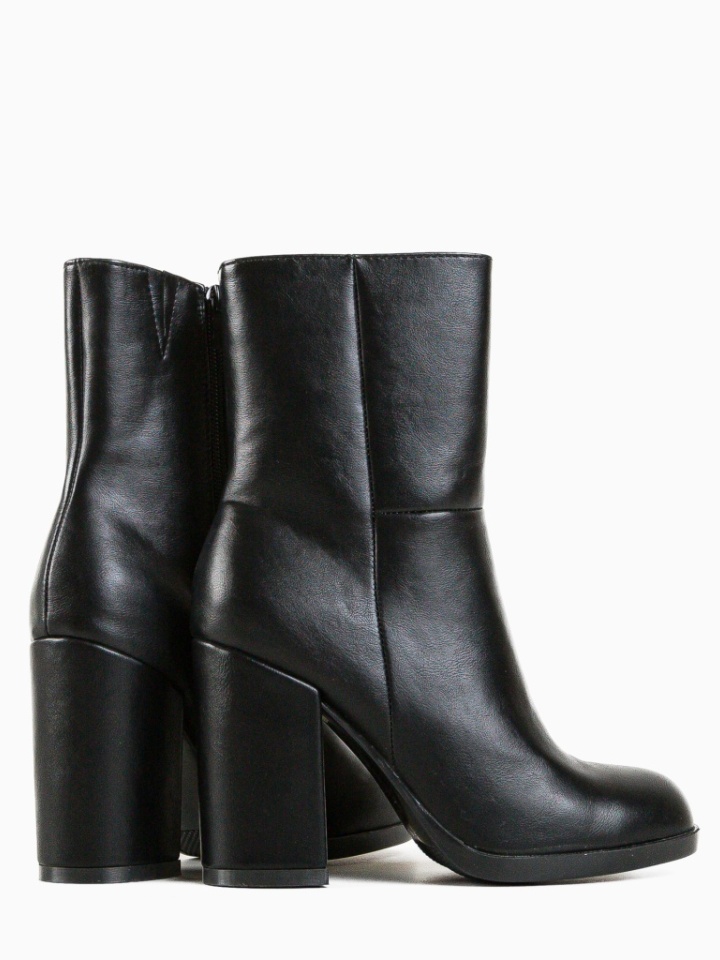 Botine dama Tshepo Camel