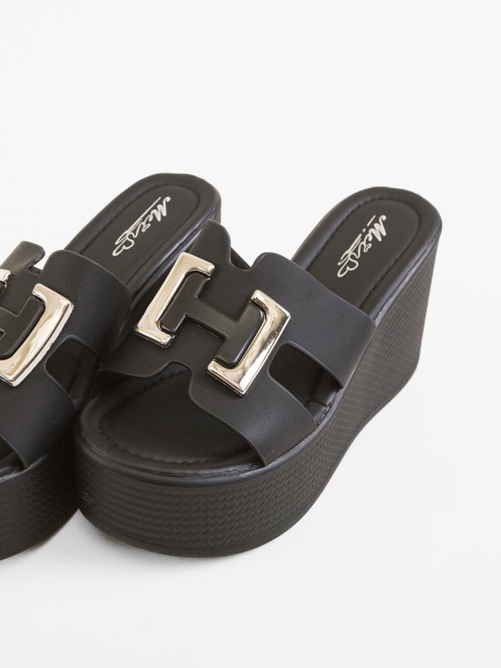 Saboti dama Hilda Negri