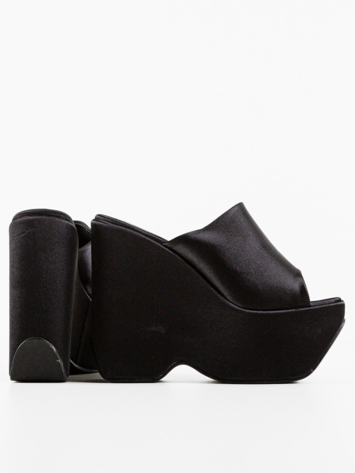 Saboti dama Kayleig Roz