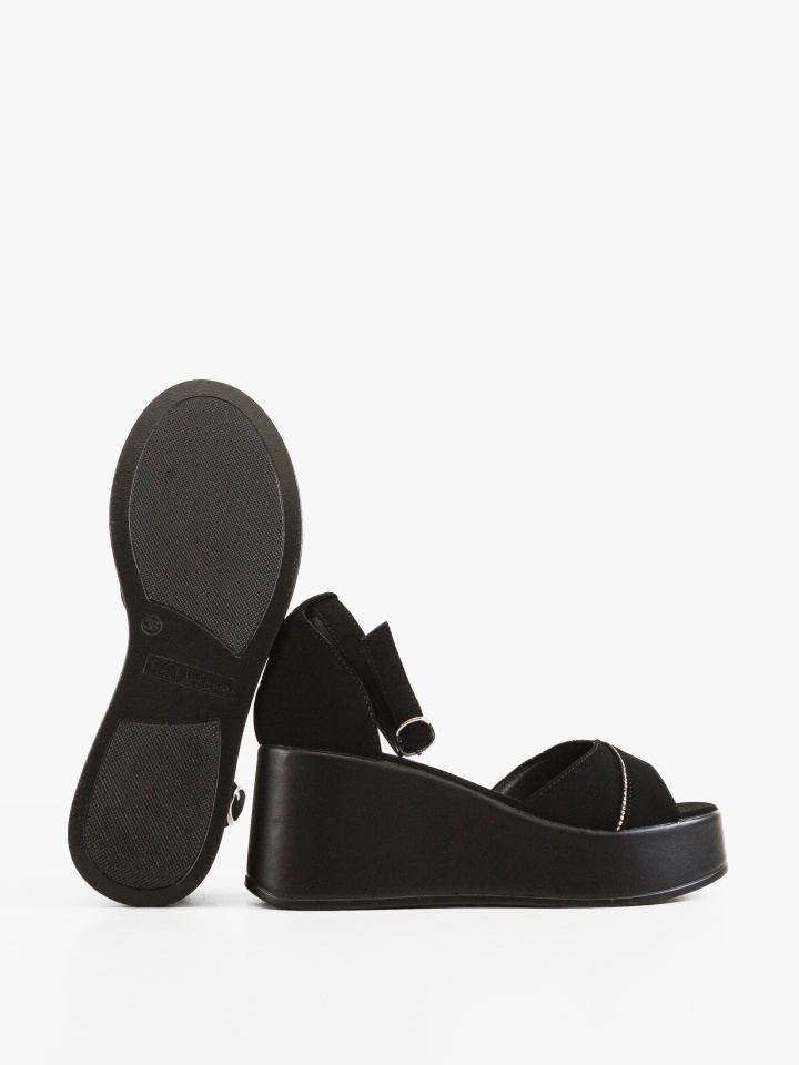 Platforme dama Amaka Negre