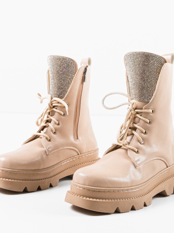 Ghete dama Lupy Nude