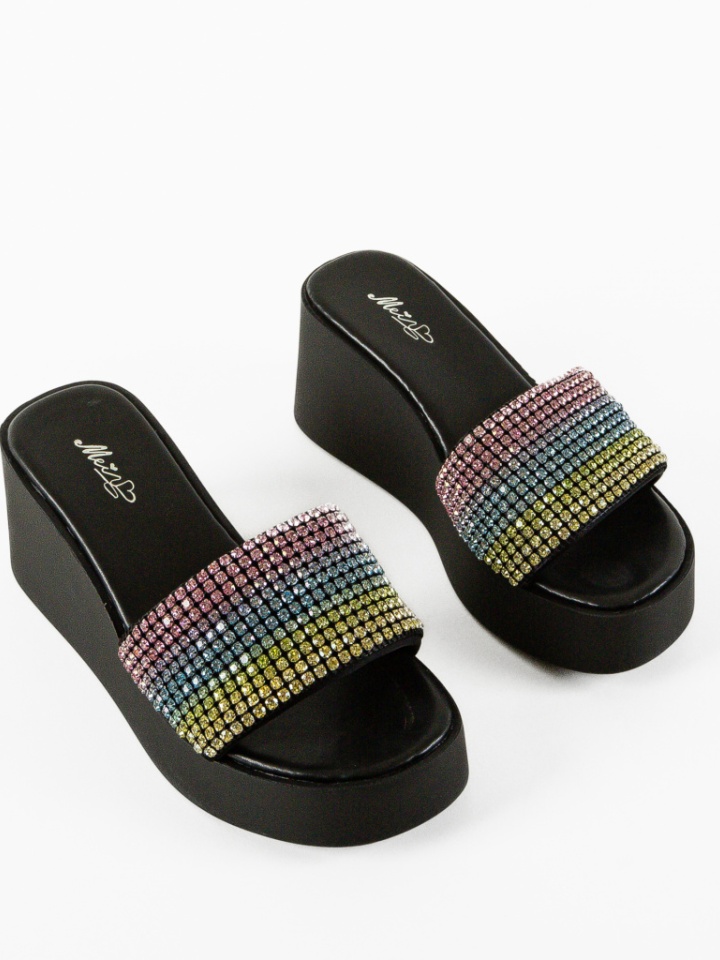 Saboti dama Cerbera Aurii