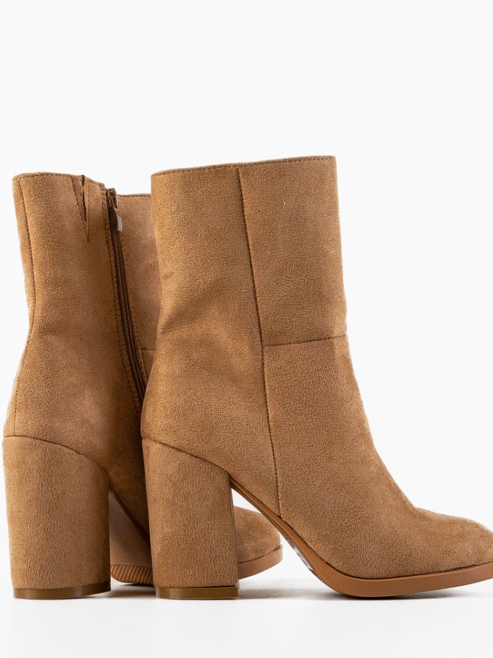 Botine dama Tshepo Camel