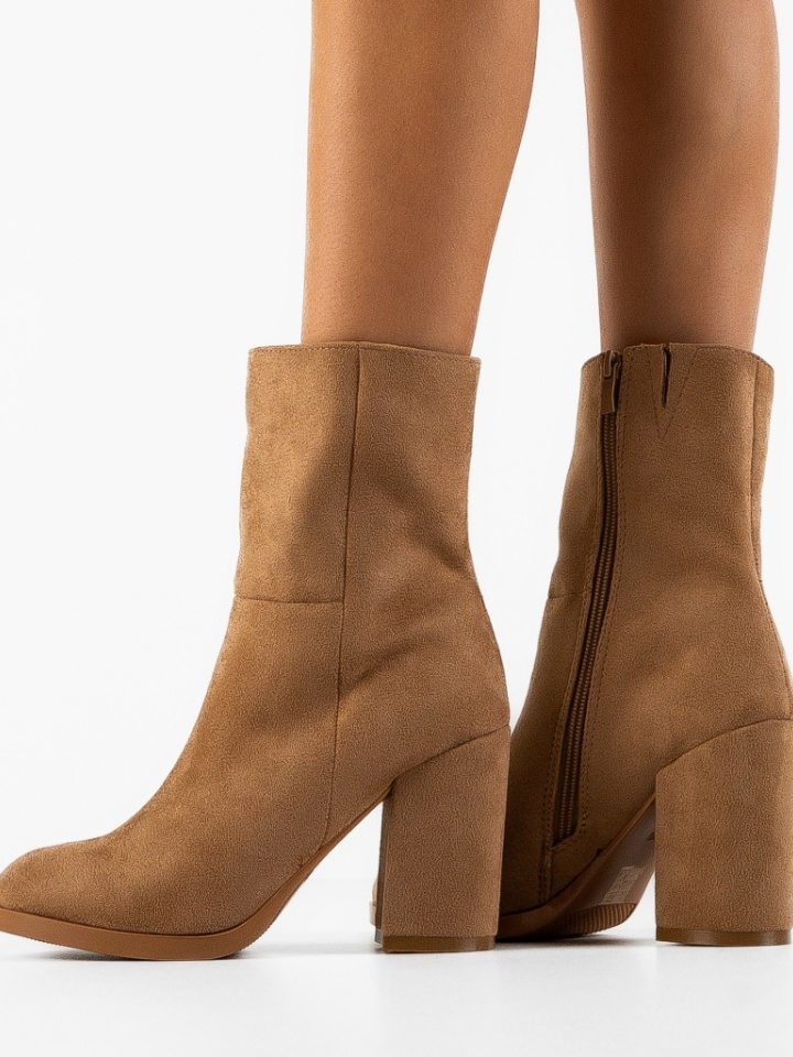 Botine dama Tshepo Camel