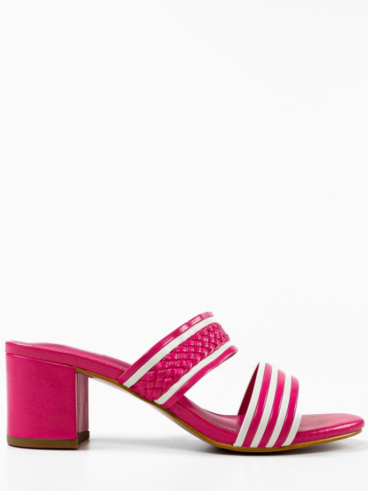 Saboti dama Nora Camel