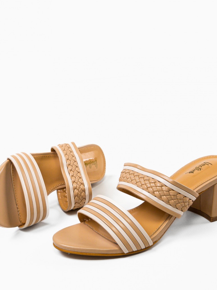 Saboti dama Nora Camel