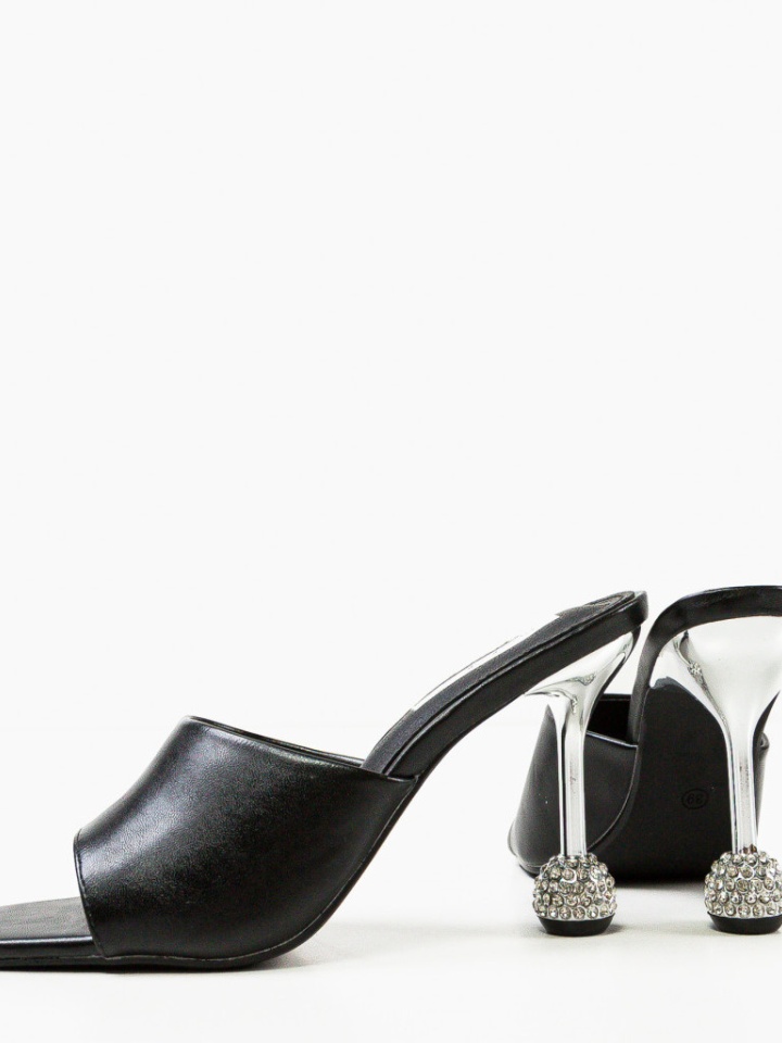 Saboti dama Theodo Negri