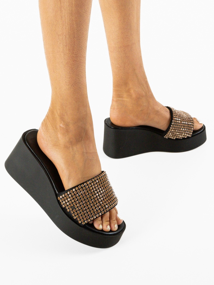 Saboti dama Cerbera Aurii