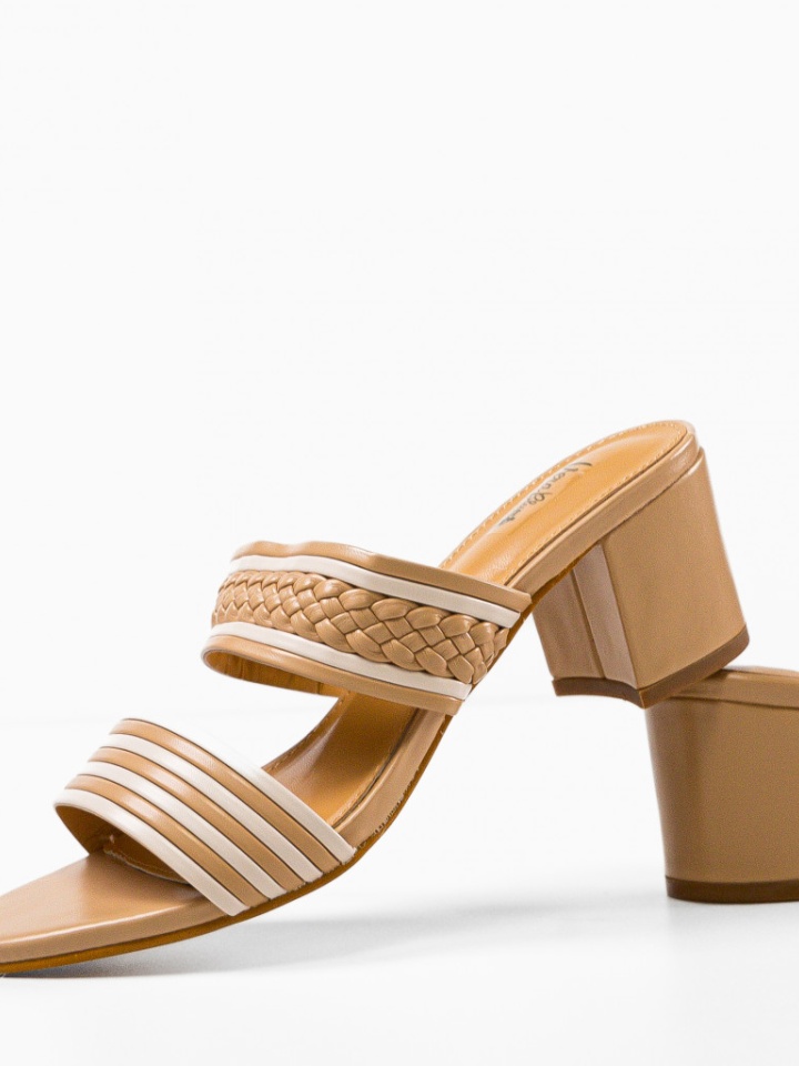 Saboti dama Nora Camel