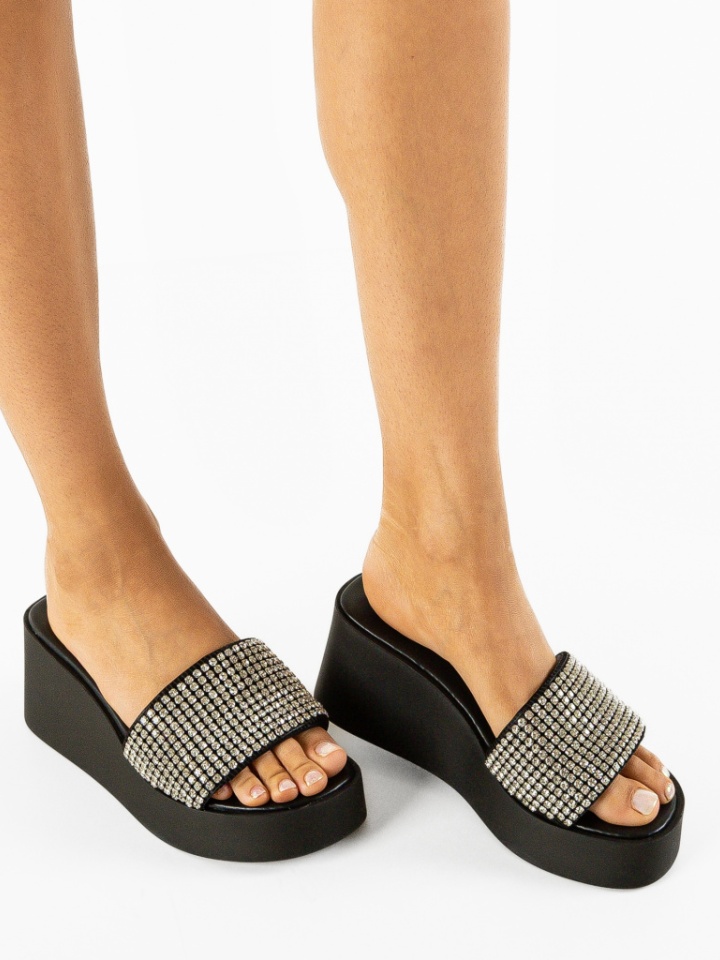 Saboti dama Cerbera Aurii