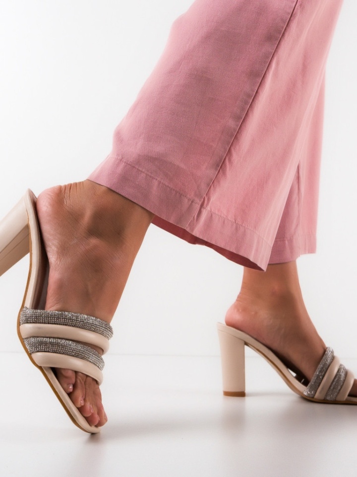 Saboti dama Zunaira Bej