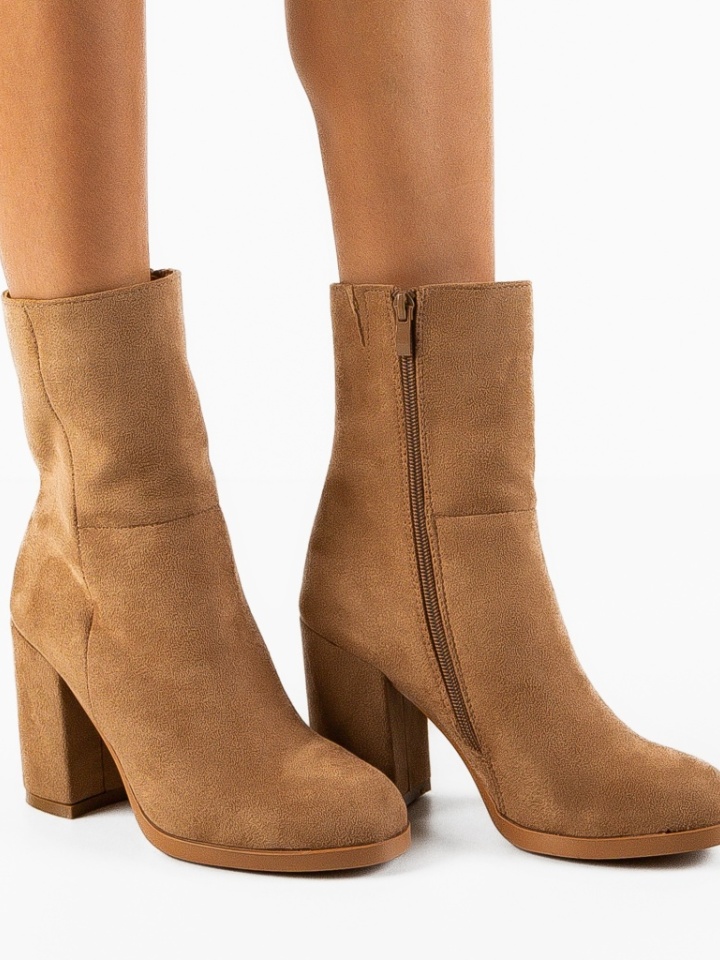 Botine dama Tshepo Camel