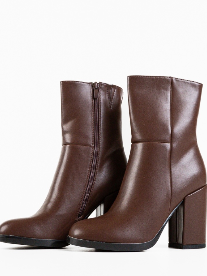 Botine dama Tshepo Camel