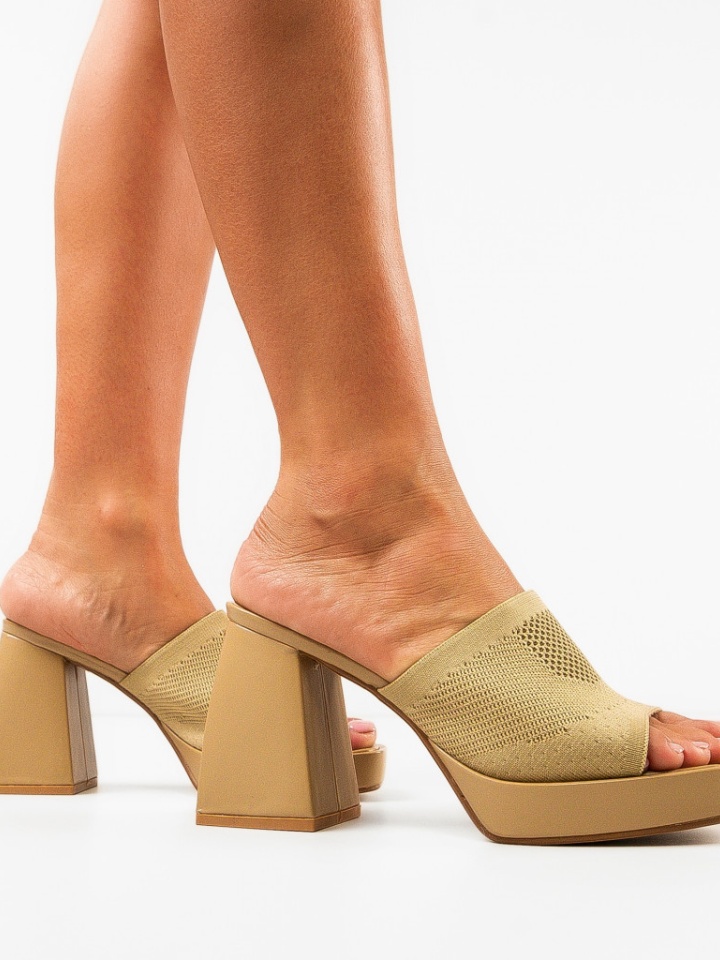 Saboti dama Bolanle Khaki