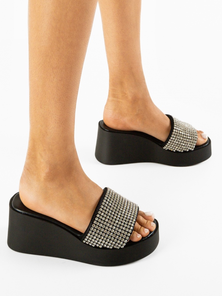 Saboti dama Cerbera Aurii