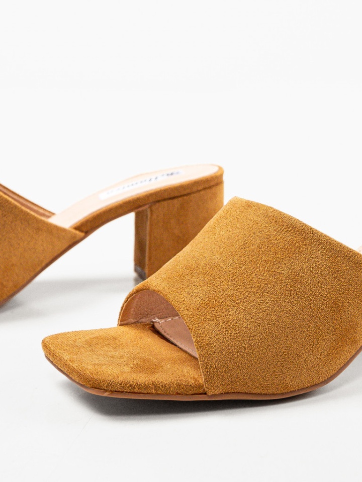 Saboti dama Velia Camel