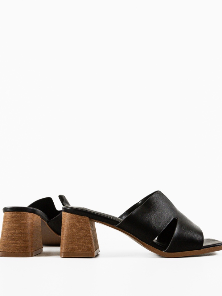 Saboti dama Aryaana Negri