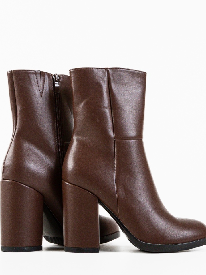 Botine dama Tshepo Camel