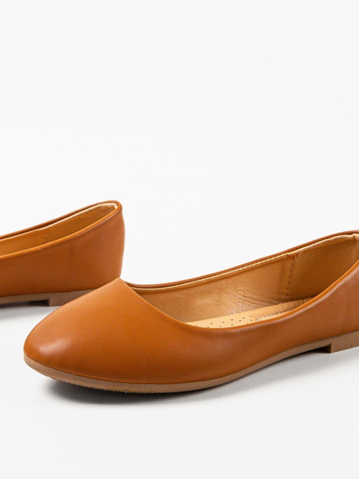 Balerini dama Aniya Bej