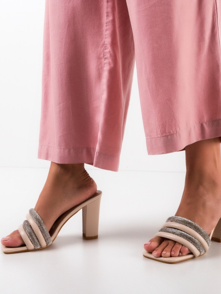 Saboti dama Zunaira Bej